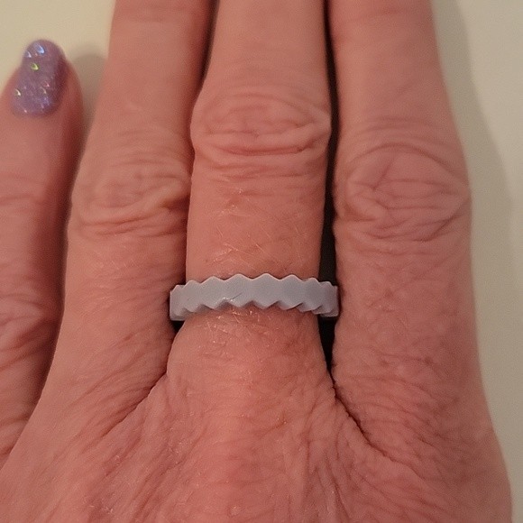Qalo Womens Silicone Stackable Chevron Amethyst Ring Size 6